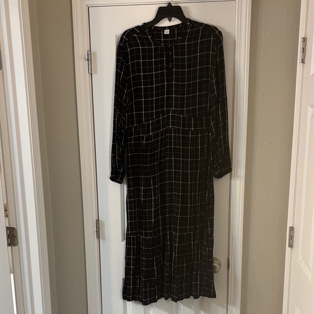 Old Navy Black and White Grid Long Sleeve Dress